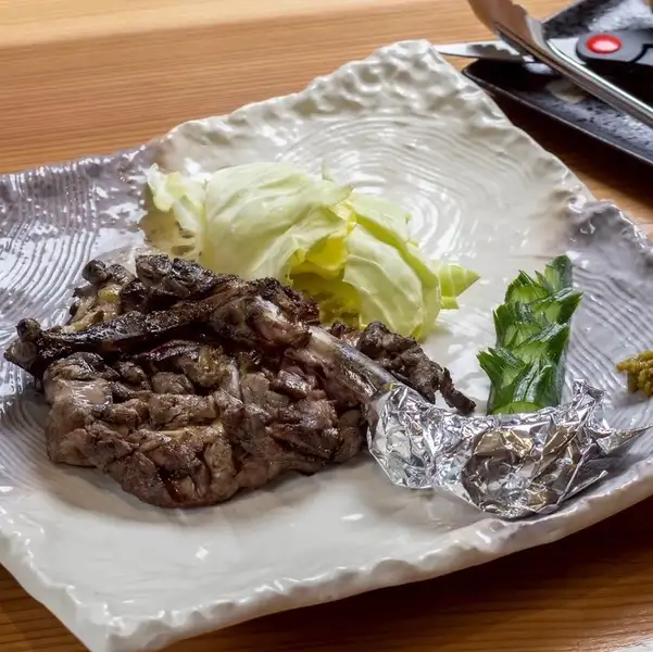 骨付きもも黒焼きの香ばしさ 炭火で外香ばしく中はジューシー 宮崎地鶏使用
