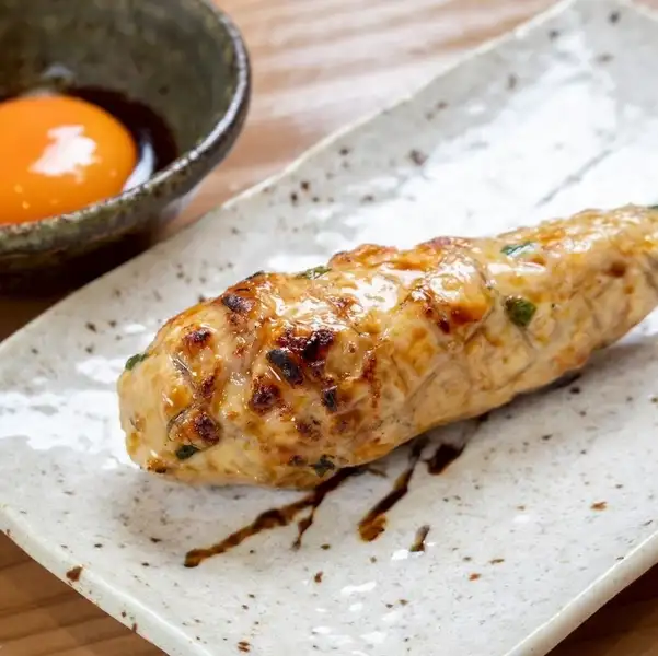新鮮鶏を使ったつくねの魅力 ふっくら食感と濃厚な旨み 炭火焼きで香ばしく