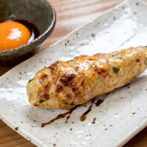 新鮮鶏を使ったつくねの魅力 ふっくら食感と濃厚な旨み 炭火焼きで香ばしく