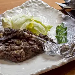 Teruzumi的特色菜：帶骨烤地雞腿肉。