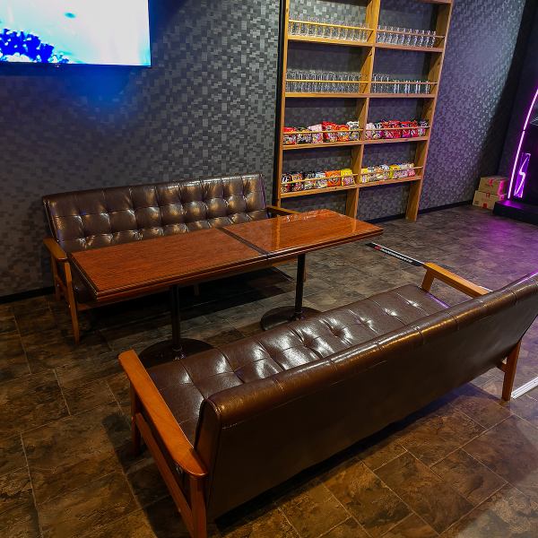 The box, which can accommodate up to 6 people, has comfortable sofa seats.It's the perfect seat for spending time with friends!We have fun equipment such as karaoke and darts, so it's perfect for after-parties. Perfect!