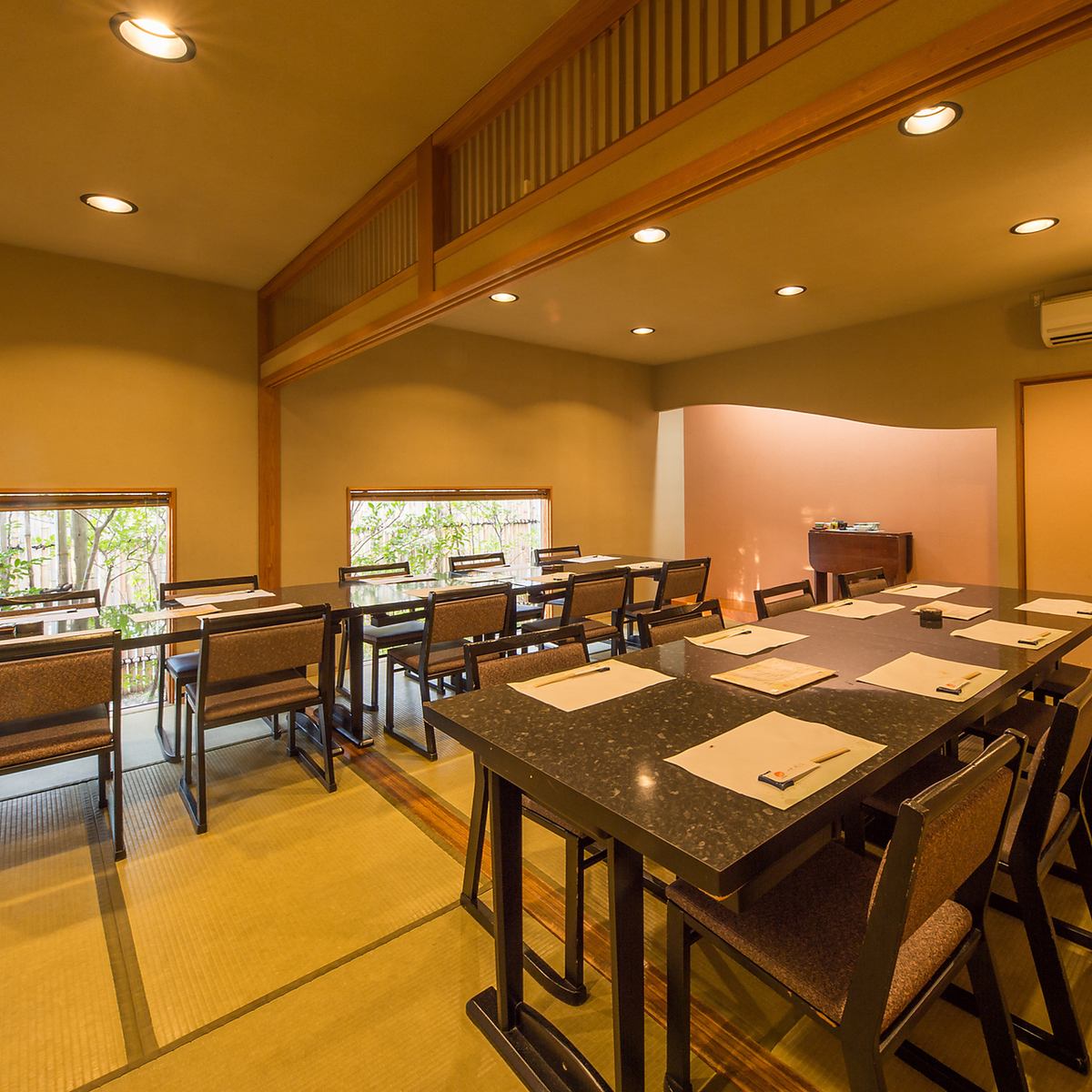 일본식 세련된 개인실에서 요리와 술을 즐길 수 있습니다.