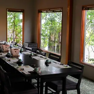 宴会用個室は周りを気にせずにゆっくりと特別な時間をお過ごし頂けます。