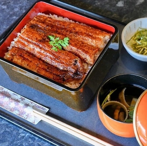 伝統の調理法で丁寧に焼き上げた国産鰻を昼食にご堪能ください!