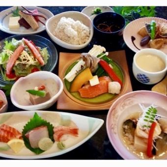 ＜僅限平日午餐預約＞提供引以為傲的菜餚◎時令套餐8道菜合計1,980日元（含稅）