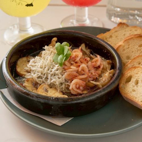 ～バケット付き～桜エビとしらすのアヒージョ