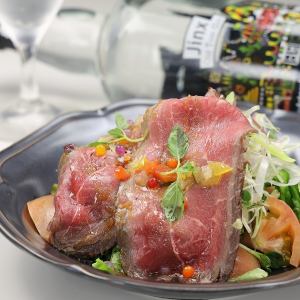 店内仕込みの熟成ローストビーフサラダ