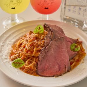 牛と鴨のボロネーゼ　ローストビーフと