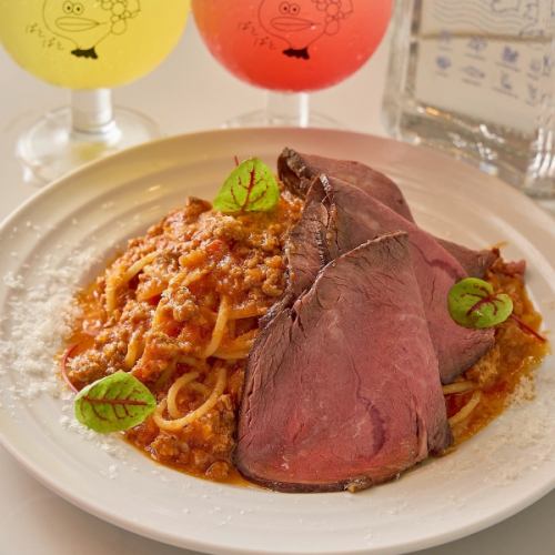 牛と鴨のボロネーゼ　ローストビーフと