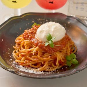 ブッラータチーズとトマトのパスタ