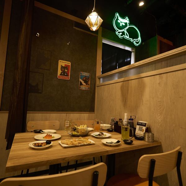 お一人様や少人数でお気軽にサクッと立ち寄れるテーブル席