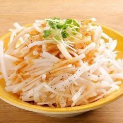 满满一大盘萝卜沙拉