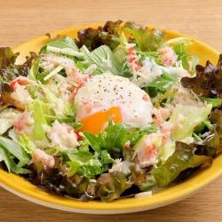 凯撒沙拉配雪蟹和溏心蛋
