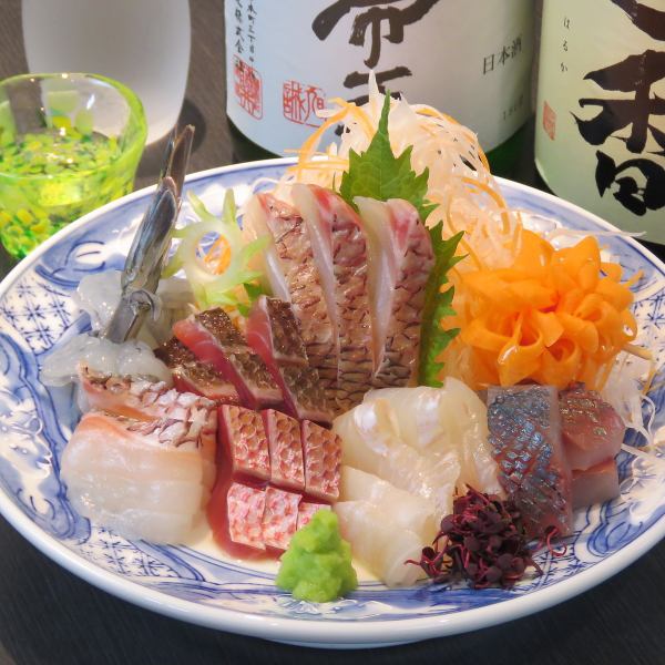 毎日かわる【本日のおすすめ料理】は店内でチェック！旬魚のお造と一緒に日本酒はいかがでしょうか？
