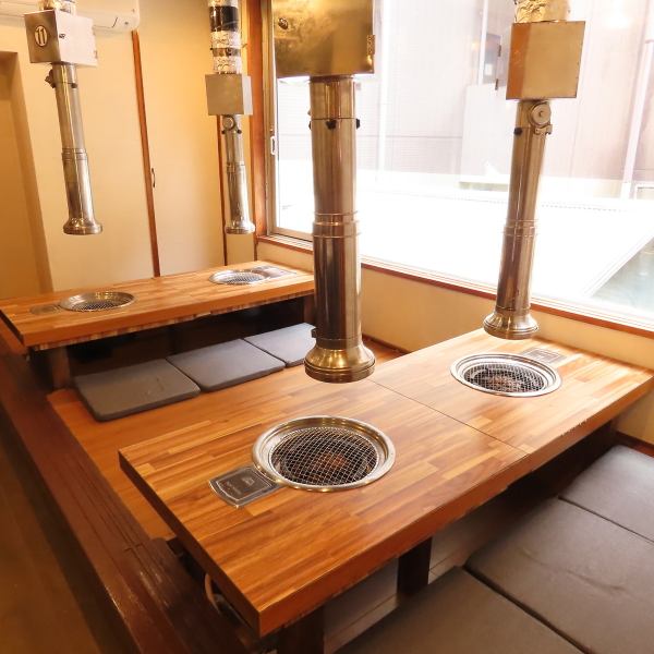 【落ち着いたお食事の時間を☆/テーブル席 4名×2卓】4名掛けのテーブル席もございます！ご家族でのお食事や女子会、小規模な飲み会など様々なシーンでご利用いただけます。落ち着いた空間でありながら明るい雰囲気のためお子様連れも安心です◎