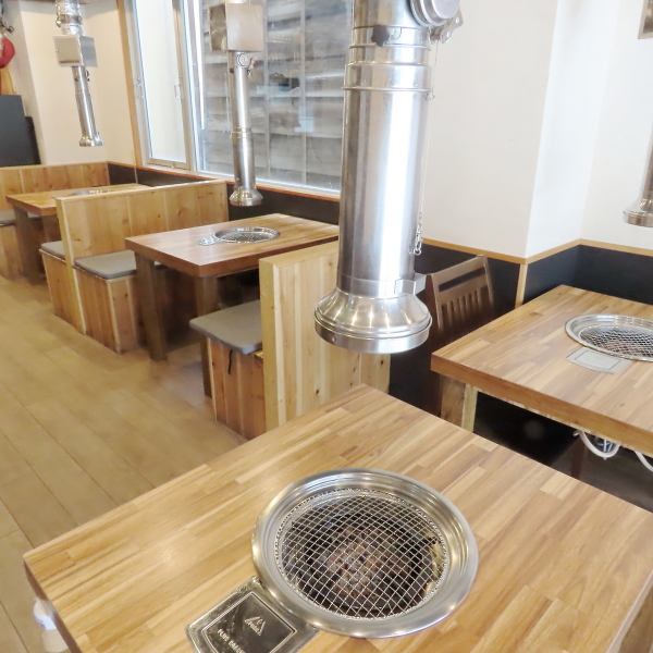 【落ち着いた空間で宴会も◎/半個室 8名×2部屋】8名様まで収容可能な半個室を2部屋ご用意しております。プライベートな雰囲気と開放的な過ごしやすさのいいとこどりで各種宴会におすすめです！西日暮里駅から徒歩約1分とアクセスも◎