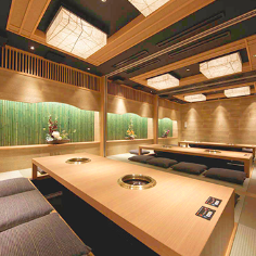 《ビジネスシーンはおまかせ！》接待・顔合わせ・会食といった緊張する場面も、当店の和空間でくつろぎながらお過ごしいただけます。洗練された空間でお召し上がりいただく当店のお肉はどれも逸品揃い。一品料理や名物の冷麺もおすすめです。ご宴会コースはお席120分制、ドリンク飲み放題100分をお付けすることも可能です。