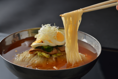 【当店の看板メニュー冷麺】スープによく絡む、自家製の手打ち麺を使用。お食事や宴会の〆に人気の一品！