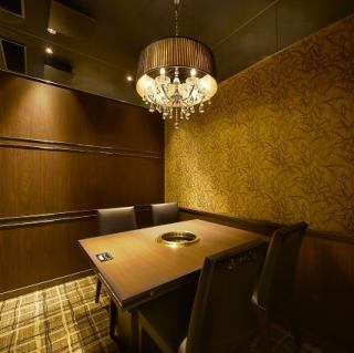 接待やお祝いの席にもピッタリな個室を完備しております。今夜は飲み放題付きコースで、絶品焼肉に乾杯。