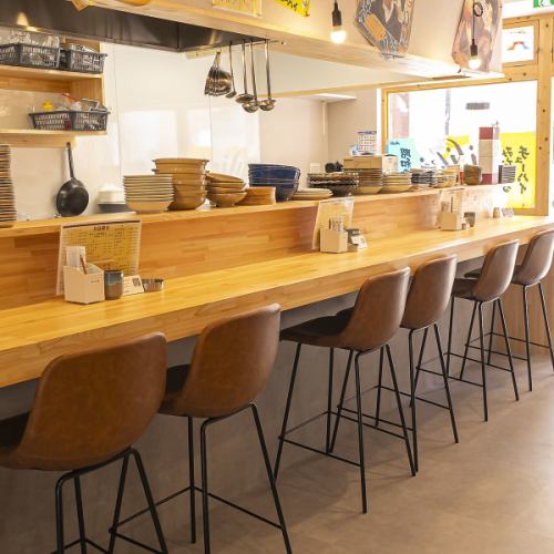 <p>お客様にとって心地よい「集いの場」となることを目指しています。気の合う仲間とにぎやかに過ごしたい時、仕事の疲れを癒すために軽く一杯飲みたい時、あるいは家族とゆっくり語らいたい食事の時間など、それぞれのシーンにぴったり合う雰囲気とサービスを提供いたします！</p>