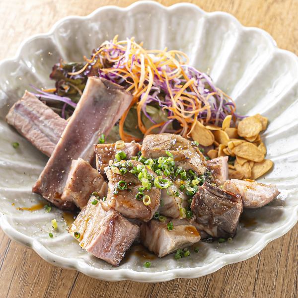 噛めば噛むほど旨みがあふれ出す スペアリブ　バター醤油ソース