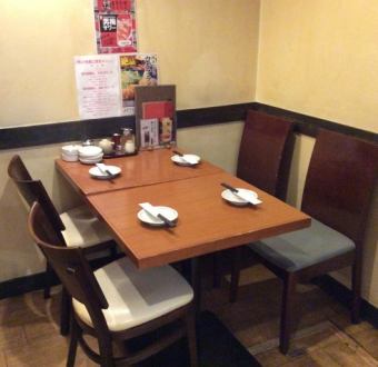 我們有一張2至4人的桌子。在根據人數準備的時候，請在歡迎以及歡送會，小型酒會，女性聚會，與家人一起用餐等的各種各樣的場面使用。