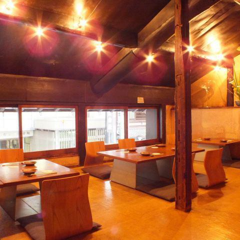 【宴会や仲のいいご友人と。】ゆったりとくつろげるフロア席は開放感のあり大人気!ゆったりと足を延ばせるお座敷席で至福のひと時をお過ごしくださいませ。