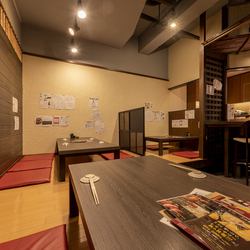 <p>【最大１６名様までご利用可能な大広間】木目調の落ち着いたつくりの店内は、お仕事関係やご友人とのお食事はもちろん、デートなどの特別な場面まで幅ひろく対応可能。また、大広間のお部屋はグループ様でのご利用はもちろん、ロールカーテンで仕切ることで完全プライベート空間としてもご利用頂けます。</p>