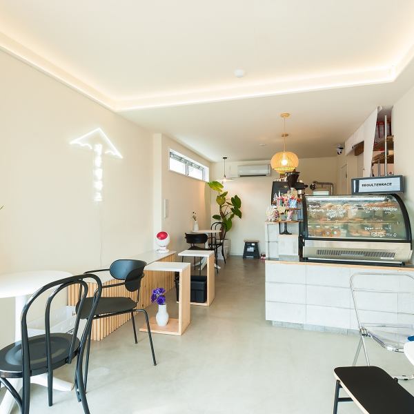 The bright interior with white walls and tables ♪ There is also a neon decoration to create a Korean cafe-like atmosphere.It's an irresistible space for Korean lovers.