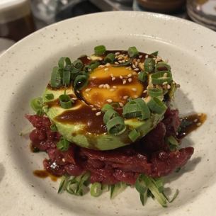 馬肉とアボカドのユッケ