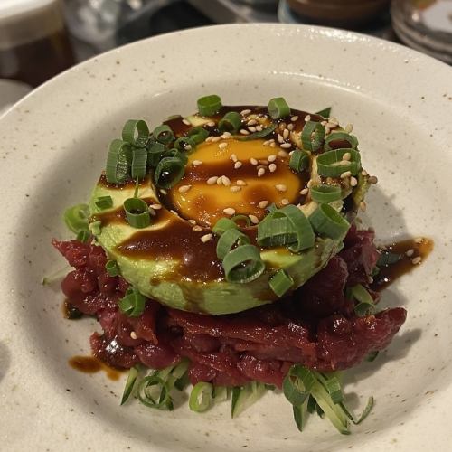 馬肉とアボカドのユッケ