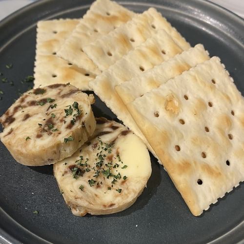 へしこバターとクラッカー