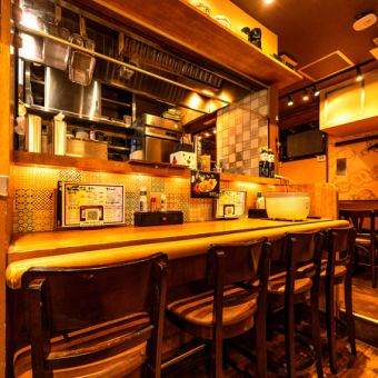 Counter seats are recommended for quick drinks and meals. Feel free to come alone!