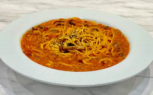 完熟トマトの濃厚ミートパスタ