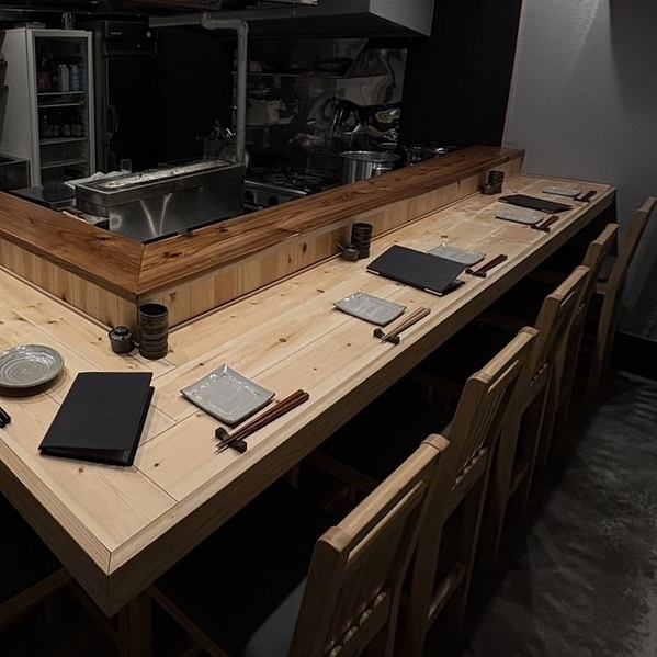 お席の間隔が近いためデート利用にピッタリの空間となっています!2人の特別な記念日に絶品と季節のお酒とともに当店でお過ごしください!