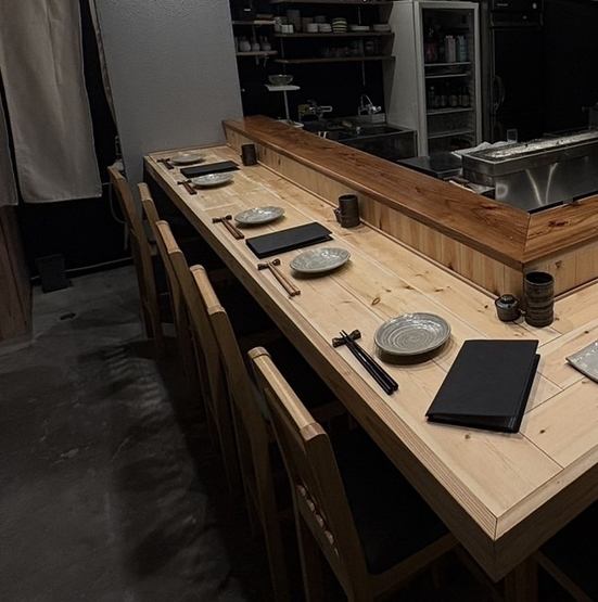 カウンター席のみの店内となっておりお一人様でのご利用大歓迎となっています。仕事帰りの一杯や週末の自分へのご褒美といった形で当店をぜひご利用ください!