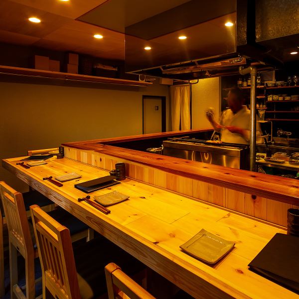 お席の間隔が近いためデート利用にピッタリの空間となっています！2人の特別な記念日に絶品と季節のお酒とともに当店でお過ごしください！