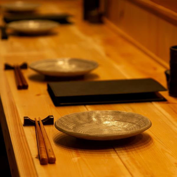 カウンター席のみの店内となっておりお一人様でのご利用大歓迎となっています。仕事帰りの一杯や週末の自分へのご褒美といった形で当店をぜひご利用ください！