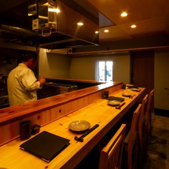 "An elegant space where you can enjoy authentic yakitori, each skewer carefully grilled, in a relaxed atmosphere.The restaurant has only 10 counter seats, allowing you to enjoy the luxurious experience of watching the chef's skills right before your eyes.Enjoy a special moment with charcoal grilled dishes that bring out the flavor of the ingredients, paired with seasonal sake and wine."