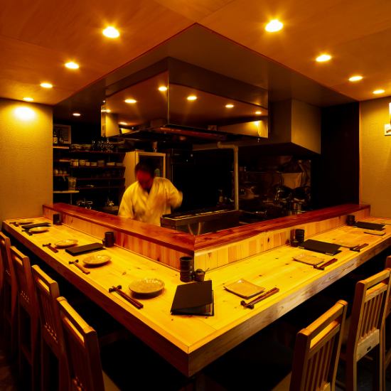 カウンター10席の落ち着いた雰囲気の店内となっています