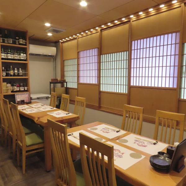 小宴会にもご利用いただけるテーブル席。最大10名様までゆったりとお過ごしいただけます。会社宴会、女子会、打ち上げなどシーンに合わせてご利用ください。また貸切もご相談いただければ承れますのでお気軽にご相談ください。