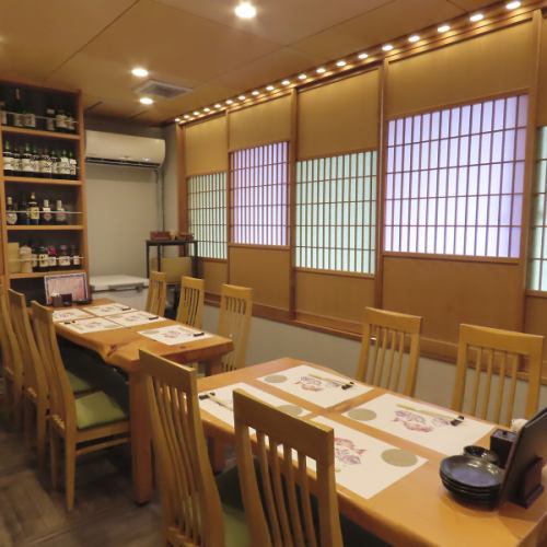 <p>小宴会にもご利用いただけるテーブル席。最大10名様までゆったりとお過ごしいただけます。会社宴会、女子会、打ち上げなどシーンに合わせてご利用ください。また貸切もご相談いただければ承れますのでお気軽にご相談ください。</p>