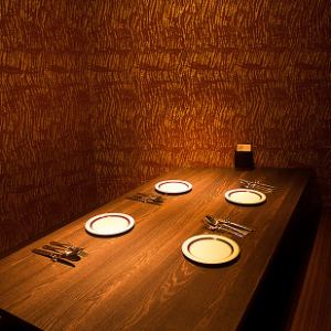 It is a completely private room separated by a door.You can enjoy Indian food slowly in the calm lighting.