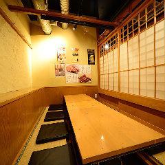 落ち着く障子にはメイド イン ジャパンの「YAKITORI」や「SUKIYAKI」がよく似合う！温かく柔らかい照明が皆様の1日の疲れを和らげる、最大8名様までの掘りごたつの半個室です。季節の移ろいや旬味感じる月替わりのコース料理を和空間にてお楽しみください。また、本日のオススメ料理はご来店前にお電話にてお尋ねください。
