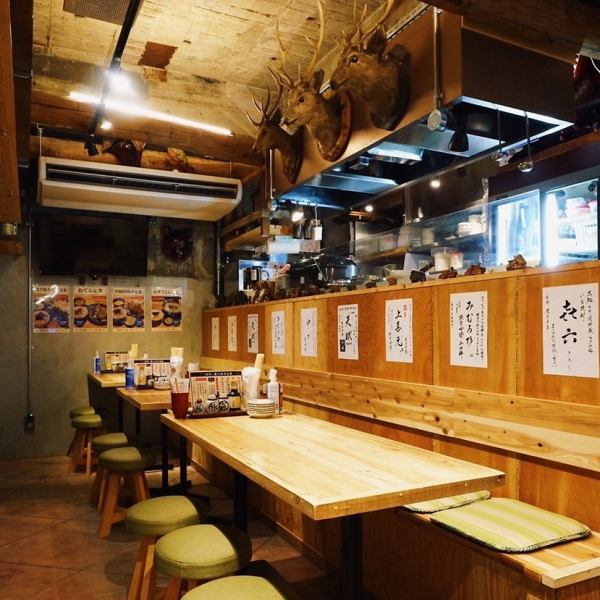 テーブルは26席ご用意◎温かい木目調で統一されており、まるで山小屋にいるかのような落ち着いた雰囲気を演出◎店内全体も山賊をテーマにしたこだわりの内装で、他では味わえないユニークな空間が広がっています！