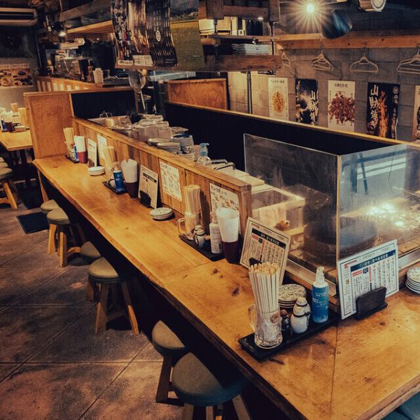 お店の活気を間近で感じられるオープンキッチンのカウンターは、全14席ご用意しています◎目の前で繰り広げられる調理風景は、お食事をさらに特別なものにしてくれます。お1人様でも、デートでも、ライブ感あふれるカウンター席で、出来立てのお料理と臨場感あふれる時間をお楽しみいただけます。
