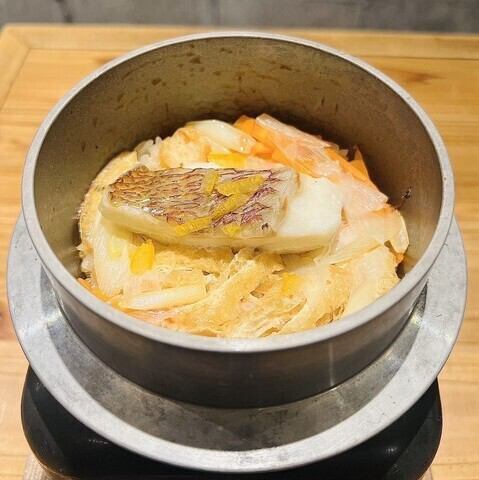 Golden rice pot with red sea bream and yuzu