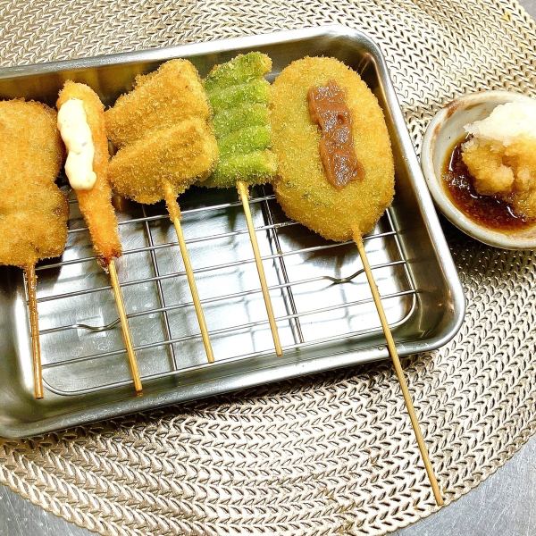Crispy on the outside and fluffy on the inside♪ Starting at 150 yen per piece! Our signature deep-fried skewers