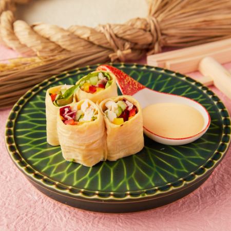 蒸し鶏と彩り野菜の生湯葉巻き