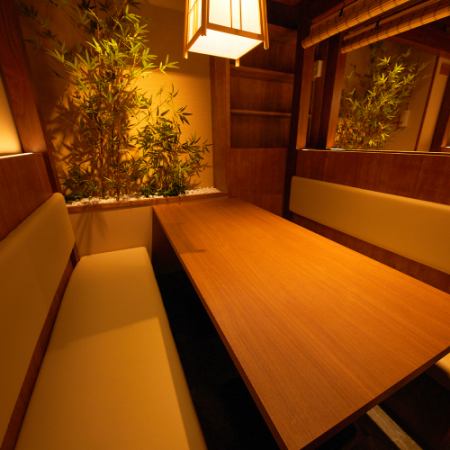 我们还设有适合多人聚餐的包厢！工作人员将竭诚为您打造难忘的用餐体验，让您无需担心他人的感受。我们为成人准备的包厢采用柔和的间接照明，是举办女生聚会、团体约会、欢迎会和欢送会等活动的理想场所，深受大宫地区的欢迎。我们还提供各种优惠券。更多信息，请访问优惠券页面！